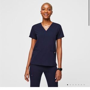 Figs navy casma three pocket scrub top - size large
